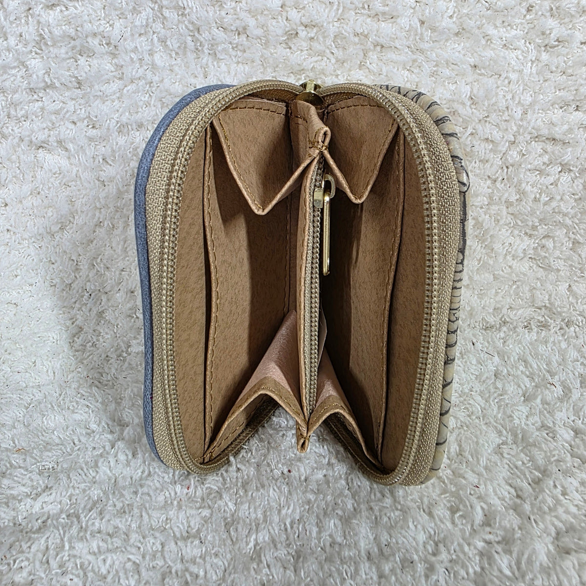 Cream & Blue Colorblock Mini Bifold Zip-Around Wallet with Heart Hardware